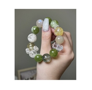 Bracelet moderne en résine avec un artisanat artistique élégant, bijoux haut de gamme pour femmes du monde entier - Product Image 3