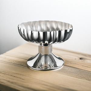 Bol en métal cannelé argenté élégant avec finition polie miroir, tige en émail blanc pour sublimer votre décoration de table de luxe - Product Image 1