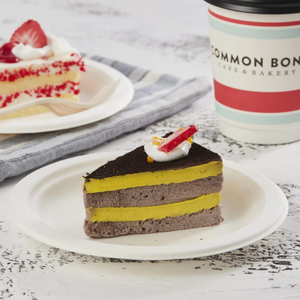 Assiettes à dessert robustes en canne à sucre de 7 pouces pour les tables de mariage et les pâtisseries gourmandes - Product Image 2