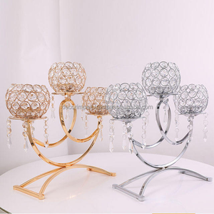 Bougeoirs de luxe en métal doré et cristal Support décoratif Candélabre Centre de table pour événement Décorations de fête de mariage - Product Image 3