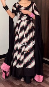 Shivam Hub - Robe Anarkali pour femme, imprimé floral noir et blanc, longueur au sol, avec dupatta, tenue ethnique indienne et pakistanaise en polyester - Product Image 3
