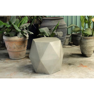 Lujosa mesa auxiliar geométrica de hormigón con tapa impermeable para dormitorio o sala de estar - Product Image 4