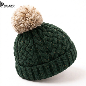 Bonnet d'hiver de luxe en tricot torsadé – Bonnet côtelé vert forêt moucheté avec revers pliable et fil doux surdimensionné - Product Image 2