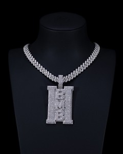 Colgante Personalizado S925 con Incrustaciones de Moissanita Brillante de Dos Capas, Colgante Vertical con Letra - Product Image 3