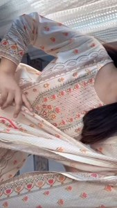 ชุดสูทผ้ามัสลินพรีเมียมสำหรับผู้หญิงแบบสามชิ้น ปักดิ้นทอง งานกระจกแบบดั้งเดิม เสื้อซับในเข้าชุดกับกางเกงและผ้าคลุมไหล่ - Product Image 3