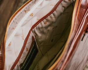 Nueva Llegada: Bolsas de Cuero para Portátil de Color Personalizado, Fabricación de Bolsas de Cuero para Portátil Hechas a Medida con Etiqueta Privada - Product Image 3