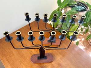Candelabro de 7 pilares de metal negro y base de madera, perfecto para centros de mesa en grandes eventos de boda y decoración del hogar, procedente de la India. - Product Image 4