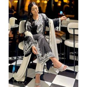 Hermoso Conjunto de Traje Indio y Pakistaní para Fiestas, Adornado con Bordado de Hilos - Product Image 4