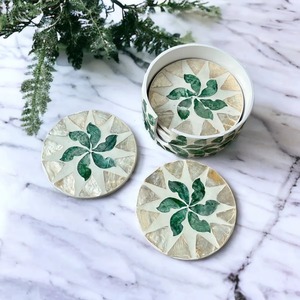 Sous-verres ronds faits à la main en nacre, lot de 6, motif feuille verte incrustée, avec support de rangement, diamètre 10 cm, de REHMAN CRAFT - Product Image 1