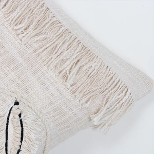 Funda de Cojín con Textura de Hojas Hecha a Mano, Estilo Boho, Color Marfil y Negro con Flecos, Decoración Suave para el Hogar, Precio al por Mayor - Product Image 3