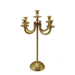 Elegante Candelabro de Aluminio Dorado con Adornos de Cristal Colgantes, Premium para Mesa de Boda, ARTISAN INTERNATIONAL, Hecho a Mano - Product Image 5