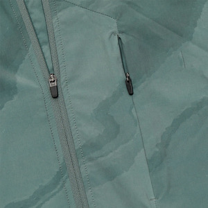เสื้อแจ็คเก็ตผู้ชายแบบมีฮู้ด ผ้า softshell กันน้ำ กันลม มีซิปปิด ลายพิมพ์ สวมใส่กลางแจ้ง ทรงปกติ สีเขียวลาย - Product Image 4