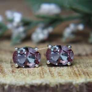 Boucles d'oreilles ovales 10x14 mm en argent sterling 925 avec pierres précieuses changeantes de couleur, délicates boucles d'oreilles clous en Alexandrite, bijoux pour tous les jours - Product Image 2