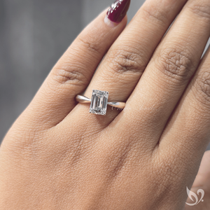 Bague de fiançailles élégante en or blanc 10 carats avec diamant de laboratoire taille émeraude de 2 carats, sertissage solitaire à tige cintrée - Product Image 4