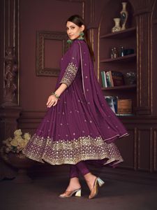 Costume Anarkali pour femmes, élégant, violet, manches 3/4, en crêpe de georgette, semi-couture, pour les mariages et les occasions festives - Product Image 2