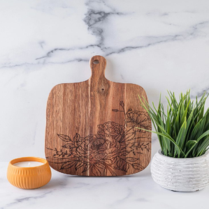 Planche à découper ronde en bois, finition foncée luxueuse, avec une poignée élégante en laiton moderne, disponible à prix de gros. - Product Image 3