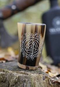 Tasse à boire viking artisanale en corne de buffle noire écologique, gobelet nordique gravé, verre poli de qualité supérieure, style médiéval - Product Image 3