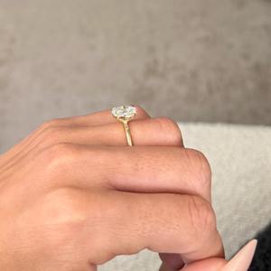 Anillo de Diamante Ovalado de 2 Quilates Cultivado en Laboratorio _ Anillo de Compromiso Solitario con Corte Ovalado _ Oro Amarillo de 14K _ Certificado IGI - Product Image 1