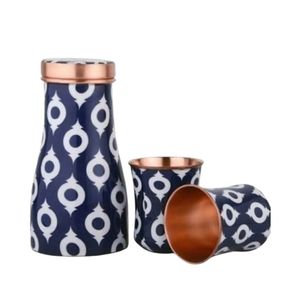 Bouteille d'eau en cuivre pur à imprimé floral botanique bleu profond avec ensemble de gobelets, pichet à boisson de luxe de style ayurvédique pour la vente en gros - Product Image 2