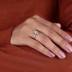 Anillo de Compromiso Solitario con Bisel de Diamante Cultivado en Laboratorio, Corte Pera, Oro de 14K, Joyería Nupcial Minimalista, Fabricante Personalizado al por Mayor - Product Image 5