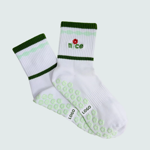 Chaussettes de Pilates pour femmes de haute qualité personnalisées, broderie de logo, chaussettes antidérapantes, coton de qualité supérieure, vêtements de sport pour reformer le Pilates - Product Image 4