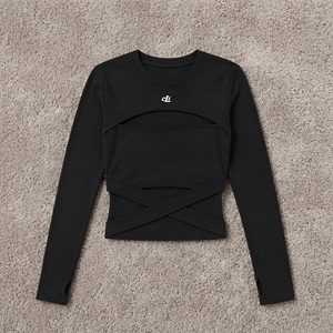 T-shirt court noir à manches longues et bretelles croisées, col rond, en coton et élasthanne, coupe ajustée, avec découpe personnalisée sur le devant pour femme - Product Image 3