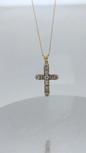 Collar con Colgante de Cruz Chapado en Oro de 18K con Circonitas Cúbicas Engastadas en Canal y Piedras Redondas de Corte Brillante, Joyería Religiosa Unisex - Product Image 2