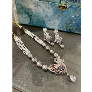 Magnifique ensemble collier et boucles d'oreilles pour femme en laiton plaqué or antique de qualité supérieure, orné de moissanite et de Kundan, idéal pour fiançailles et mariage - Product Image 3