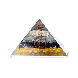 Pirámide de Orgón Triangular, Pieza de Arte Hecha a Mano, Generador de Energía, Coleccionable Decorativo con Diseño en Espiral y Capas de Piedra - Product Image 1