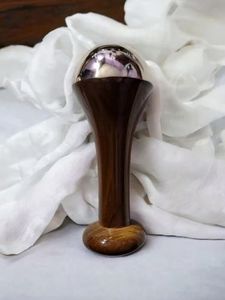 Bâtonnet Kansa artisanal de conception moderne haut de gamme pour la thérapie faciale, avec manche en bois, outil de beauté rond pour la relaxation et les soins de la peau - Product Image 3