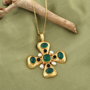 Colgante de Cruz Religiosa Católica con Gotas de Perlas y Múltiples Gemas de Ónix Verde, con Acento de Circonita Negra, Chapado en Oro de 18K sobre Latón Sólido, para Boda - Product Image 2