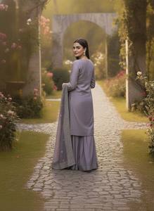 ชุดอานาร์กาลีสีม่วง ผ้าจอร์เจตต์ปักลายหนัก ชุดอินเดีย-ปากีสถาน คอวี แขนยาว เหมาะสำหรับงานแต่งงานและงานปาร์ตี้ - Product Image 4