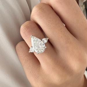 Anillo de Tres Piedras con Diamante Cultivado en Laboratorio de 4 Quilates en Forma de Pera, E VVS2, 4.7 Quilates en Total, Anillo Trilogía de Dos Tonos, Certificado IGI - Product Image 3