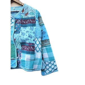 Chaqueta Acolchada de Algodón con Diseño de Patchwork, Estilo Vintage, Cómoda para Otoño, Hecha a Mano, Diseño Único con Rayas y Estampado Floral - Product Image 3
