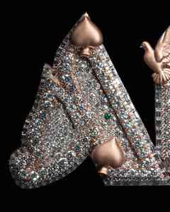 Collier personnalisé ACE Iced Out Moissanite avec pendentif en or rose et accents colombes et piques, style luxueux - Product Image 5