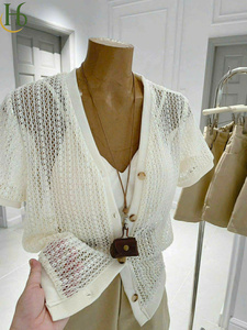 Ensemble tailleur blanc uni pour femme : veste cintrée à col rabattu et manches courtes, soutien-gorge court à deux bretelles et short nude en mélange de lin et de mousseline - Product Image 6