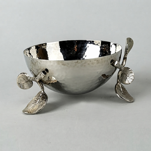 Tigela de Servir em Metal Prateado com Tema Martelado e Pés Artísticos de Folhas Botânicas para Elevar a Sua Mesa e Decoração de Luxo - Product Image 1