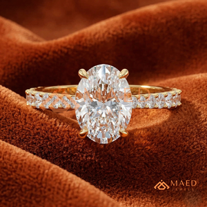 Anillo de Compromiso Solitario Ovalado de Oro Amarillo de 14K con Banda Pavé, Anillo Solitario Ovalado Clásico en Oro Amarillo con Diamantes Laterales - Product Image 1