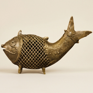 Figurine de poisson courbée en laiton Dhokra de style antique de qualité supérieure pour la décoration de la maison et du bureau à prix de gros - Product Image 1