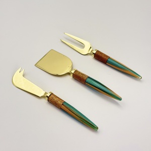 Couteau à fromage de table en acier inoxydable avec manche en bois et résine, finition PVD dorée, outils à fromage en gros - Product Image 4