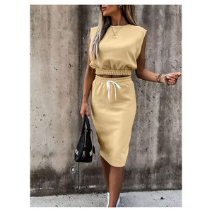 Ensemble haut court jaune sans manches et jupe crayon assortie pour femme, tenue confortable en coton deux pièces pour un usage décontracté - Product Image 1
