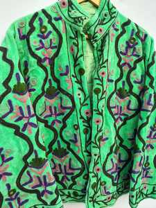 Impresionante Chaqueta Bordada en Terciopelo Verde Suzani, Estilo Boho Floral, para Festivales, Hecha a Mano, Prenda Femenina Distintiva - Product Image 5