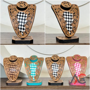 Expositor de Joyería de Cuero Genuino Hecho a Mano con Diseño Floral Grabado y Patrón de Tablero de Ajedrez, Super Septiembre - Product Image 1