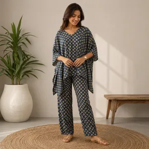 Ensemble coordonné imprimé pour femmes avec haut ample et pantalon à jambes larges pour un look décontracté d'été, tenue deux pièces - Product Image 3