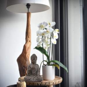 Estatua de Buda Art Deco de Resina de Alta Calidad para Decoración del Hogar, Meditación, Decoración Zen, Marrón, 7 Pulgadas, Regalo de Cumpleaños - Product Image 3