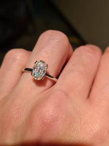 Anillo de compromiso de moissanita ovalado de 1.5 quilates (9*6mm) con efecto hielo triturado, halo oculto de diamantes alargado y doble engaste, ideal para propuesta. - Product Image 4