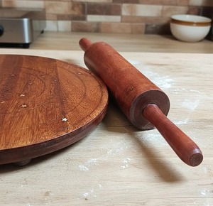 Rouleau à pâtisserie en bois de style vintage, parfait pour les restaurants, les hôtels, les cuisines domestiques, les cours de cuisine et l'utilisation quotidienne en cuisine. - Product Image 3