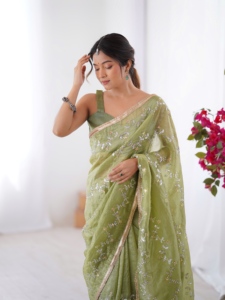 Magnifique Saree Designer à Broderie de Perles Moti & Val et Sequins, avec Base de Travail Artisanale, et Motif ZigZag Rayé de Perles Moti & Val - Product Image 1