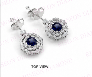 Pendientes colgantes de lujo en oro blanco de 18 quilates con piedras centrales de corte almohadilla en azul real, rodeadas por un intrincado detalle de halo de diamantes. - Product Image 5