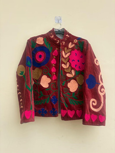 Veste en velours Suzani traditionnelle pour femmes, faite à la main, pour les festivals, manteau d'hiver, style bohème, vêtements d'extérieur, vêtements d'extérieur courts à fleurs - Product Image 3